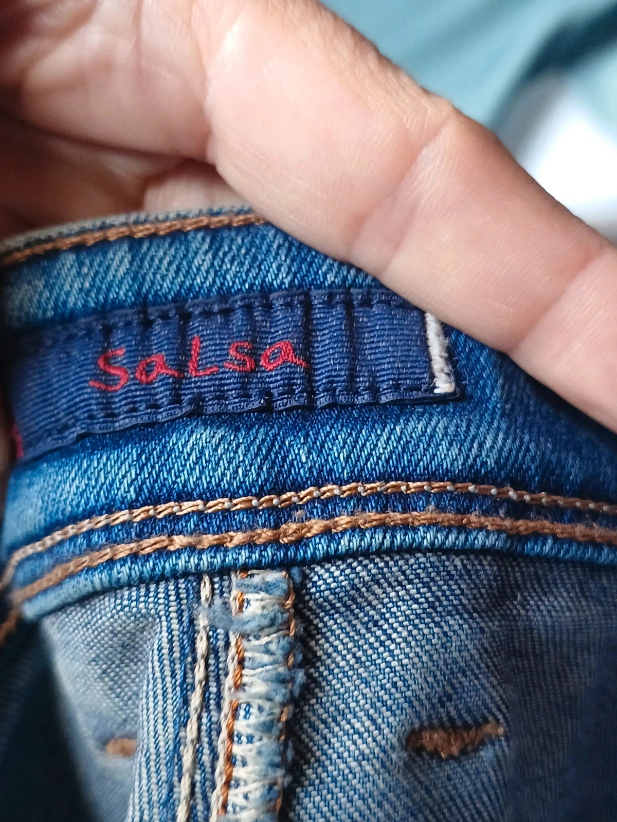 Jean salsa azul com detalhe de couro push up wonder tamanho US 29 – photo 8